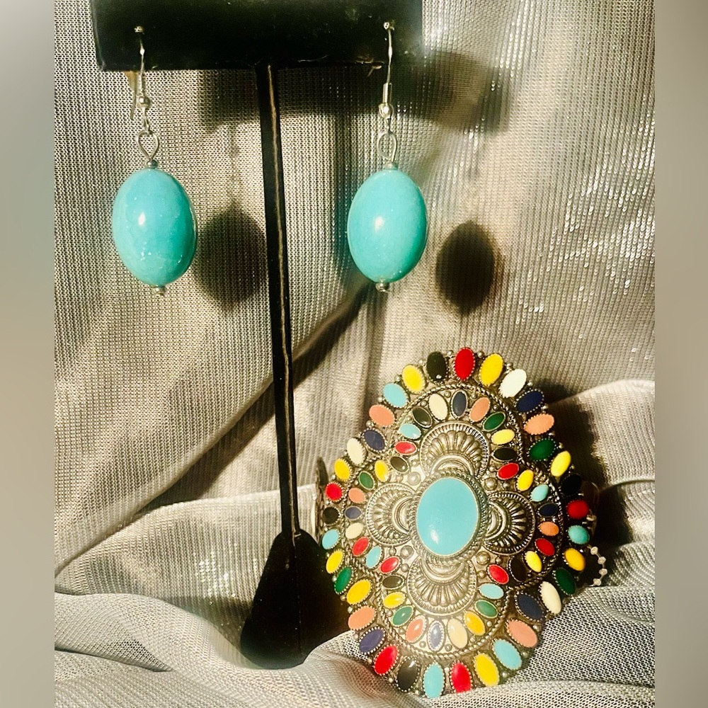 🌺💕Picture doesn’t do this justice! Stunning statement bracelet and earrings set.